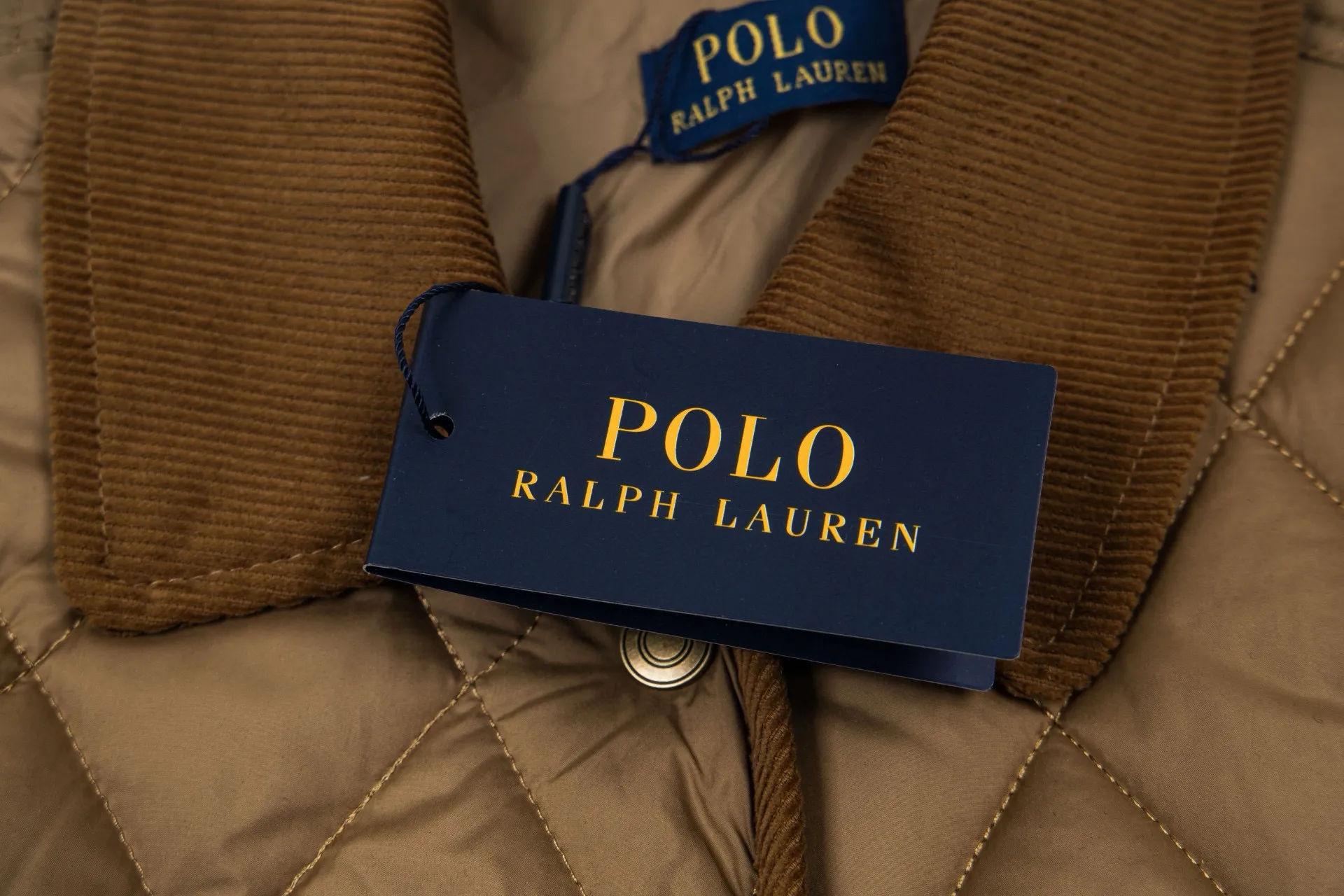 P330 Model No.: G130 Ralph Lauren New Ralph Lauren chest logo embroidery diamond plaid lapel corduroy cotton jacket 1️⃣Selected high-quality high-elastic cotton, perfect control of workmanship details, exquisite small logo embroidery on the chest, corduroy color-blocked lapels, pocket design full of details, highlighting personality! The version is simple but not simple! 3️⃣It is very youthful and energetic, and can be easily worn by both men and women. It is very in line with the fashion aesthetic concepts of today's young people! 4️⃣A full set of customized accessories, complete with three standards, same style for men and women, a must-have for couples! Color: black, navy blue, apricot Size: S, M, L, XL